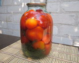 Маринованные помидоры с морковной ботвой