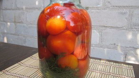 Рецепт Маринованных помидоров с морковной ботвой