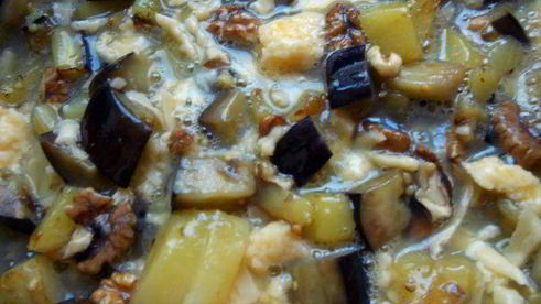 фриттата с картофелем, баклажанами и грецкими орехами