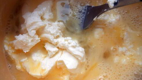 фриттата с картофелем, шпинатом и творожным сыром