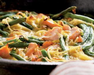 Фриттата с лососем и спагетти