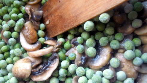 фриттата с пастой, шампиньонами и фетой