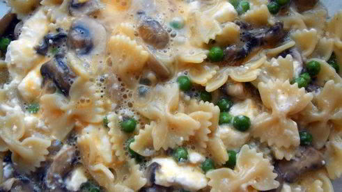 фриттата с пастой, шампиньонами и фетой