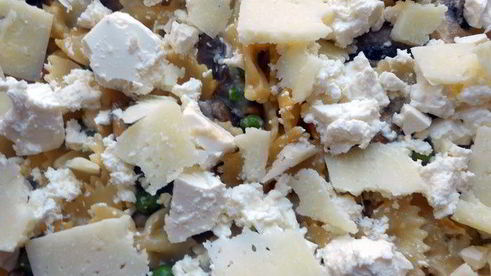 фриттата с пастой, шампиньонами и фетой