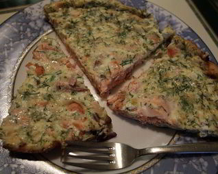 Фриттата с семгой, красным луком и сливочным сыром