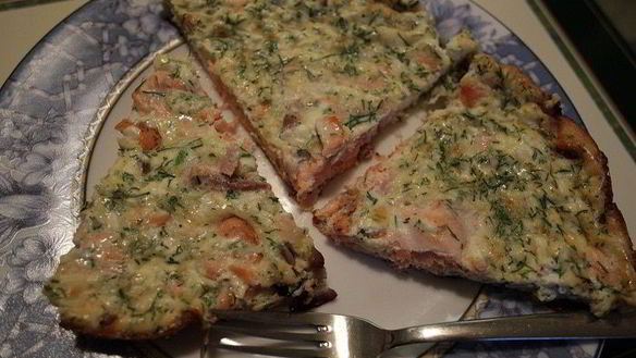 Рецепт Фриттаты с семгой, красным луком и сливочным сыром