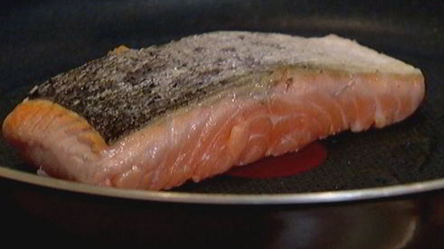 фриттата с семгой, красным луком и сливочным сыром