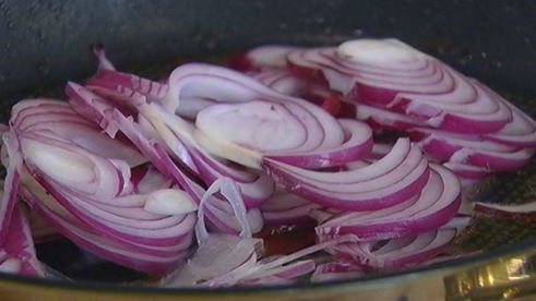 фриттата с семгой, красным луком и сливочным сыром