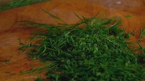 фриттата с семгой, красным луком и сливочным сыром