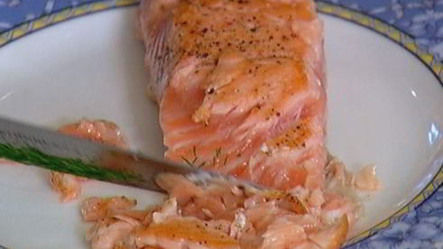 фриттата с семгой, красным луком и сливочным сыром