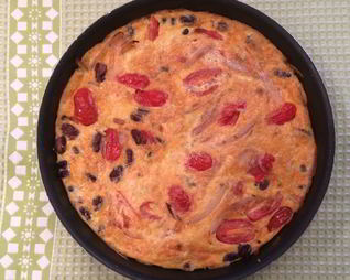 Фриттата с шалотом, помидорами черри и красной фасолью