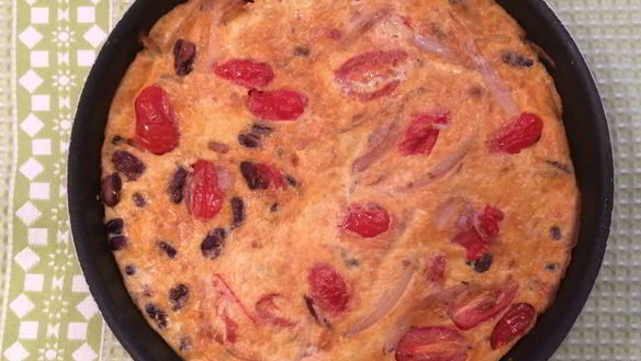 Рецепт Фриттаты с шалотом, помидорами черри и красной фасолью