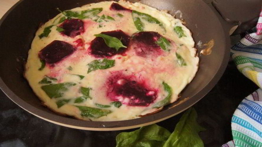 Рецепт фриттаты со свеклой и шпинатом креативный завтрак