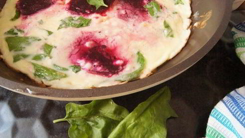 фриттата со свеклой и шпинатом креативный завтрак