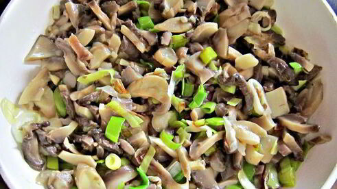 грибная фриттата с картофелем и луком-пореем