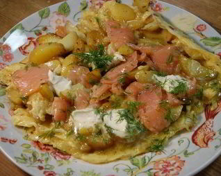 Испанский омлет с картофелем, семгой и укропом