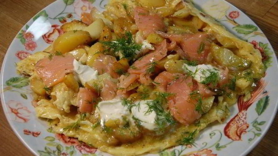 Рецепт испанского омлета с картофелем, семгой и укропом