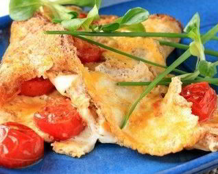 Легкий омлет с обжаренной курицей, помидорами и сыром