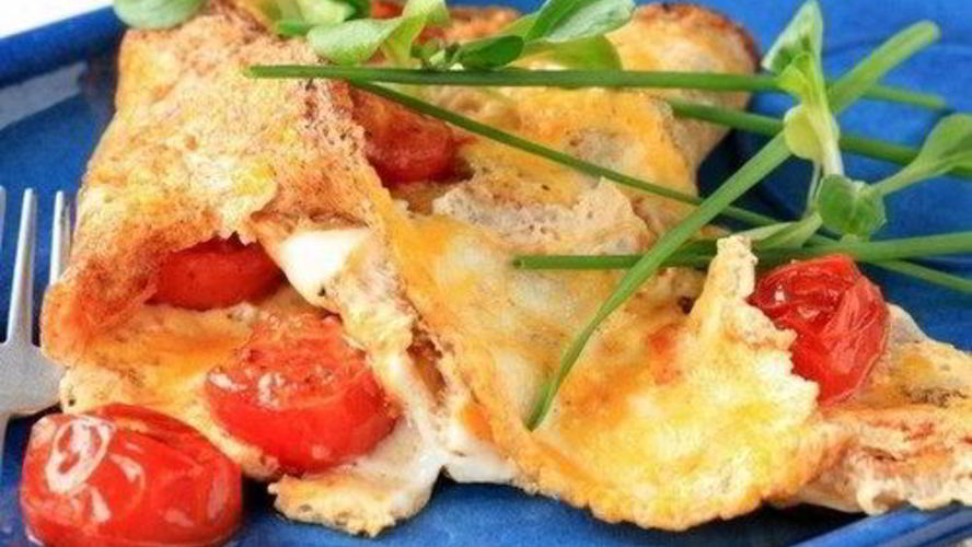 Рецепт легкого омлета с обжаренной курицей, помидорами и сыром