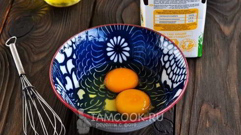 омлет с брокколи на сковороде