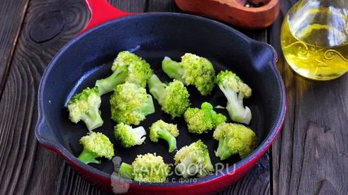 омлет с брокколи на сковороде