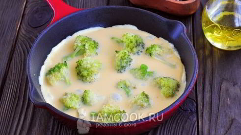 омлет с брокколи на сковороде