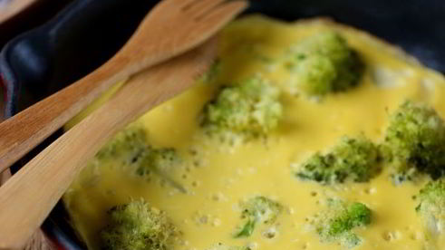 омлет с брокколи на сковороде