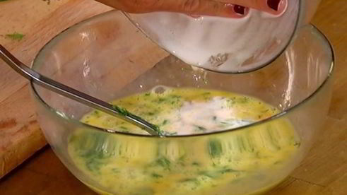 омлет с форелью и укропом