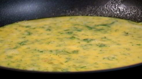 омлет с форелью и укропом