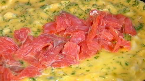 омлет с форелью и укропом