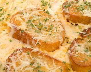 Омлет с грюйером, чесноком и сухариками