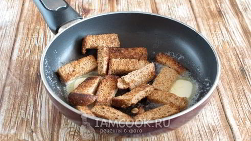 омлет с хлебом на сковороде