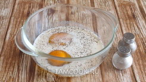 омлет с хлебом на сковороде