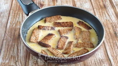 омлет с хлебом на сковороде