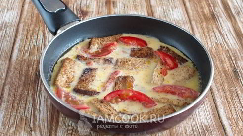 омлет с хлебом на сковороде