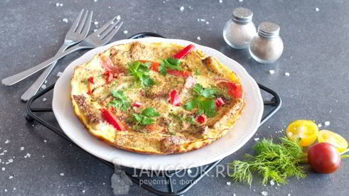 омлет с хлебом на сковороде