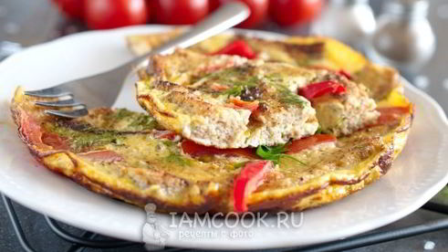 омлет с хлебом на сковороде