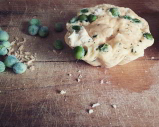 Омлет с курицей, сыром и зеленым горошком