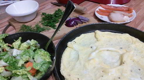 омлет с салатом и копченым лососем