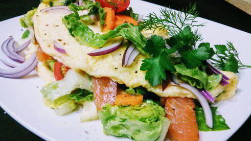 омлет с салатом и копченым лососем