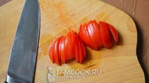 омлет с сосисками и помидорами