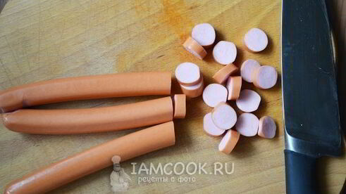 омлет с сосисками и помидорами