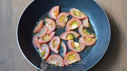 омлет с сосисками и помидорами