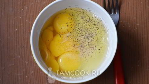 омлет с сосисками и помидорами