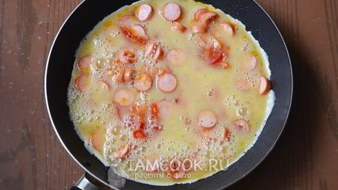 омлет с сосисками и помидорами