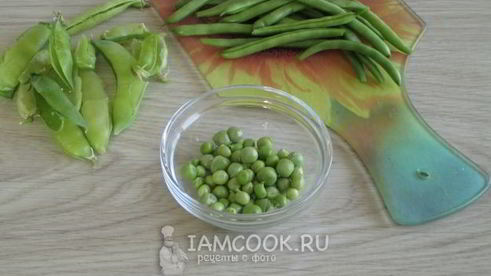 омлет с зеленым горошком и стручковой фасолью