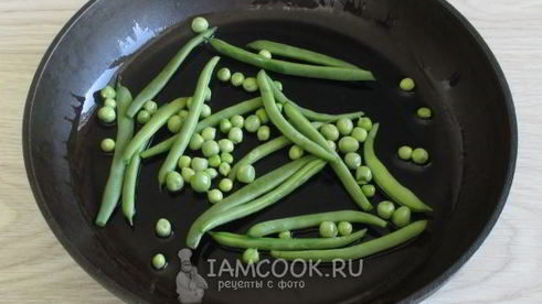 омлет с зеленым горошком и стручковой фасолью