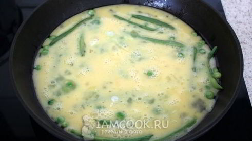 омлет с зеленым горошком и стручковой фасолью
