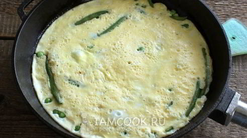 омлет с зеленым горошком и стручковой фасолью