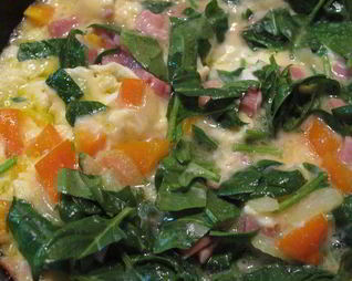 Омлет со шпинатом, окороком и овощами